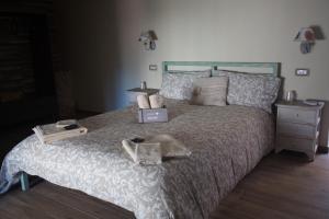 Un dormitorio con una cama con dos artículos. en Alle Scalette B&B, en Lauria Inferiore