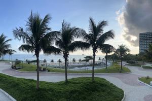 dos palmeras en un parque junto al océano en Hotel Nacional en Río de Janeiro