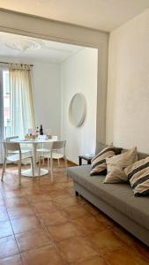 uma sala de estar com uma cama e uma mesa de jantar em Cozy Ploblesec Apartment em Barcelona