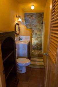 een badkamer met een toilet en een wastafel bij Casa Maria Vista, Espectacular View in Santa Cruz La Laguna