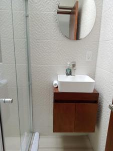 La salle de bains est pourvue d'un lavabo et d'une douche avec un miroir. dans l'établissement Los Arcos Hottel Boutique, à Morelia