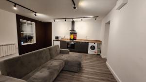 sala de estar con sofá y cocina en Bridge Street Apartments, en Peterborough