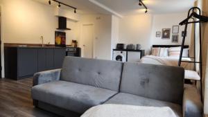 Il comprend un salon avec un canapé et une cuisine. dans l'établissement Bridge Street Apartments, à Peterborough