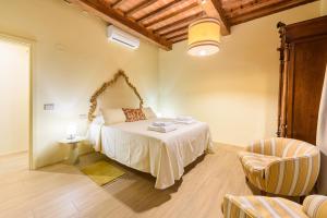 ein Schlafzimmer mit einem Bett und einem Stuhl in der Unterkunft Jaguà in Florenz