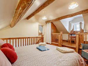 a bedroom with a bed in a room at 3 Bed in Conwy 50933 in Eglwys-Fâch