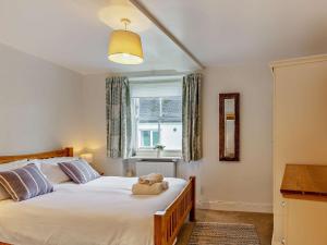 Un dormitorio con una cama con un animal de peluche encima. en 2 Bed in Instow 43053, en Instow