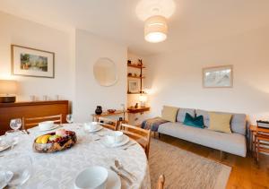 ein Wohnzimmer mit einem Tisch und einem Sofa in der Unterkunft Marlon House in Southwold