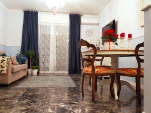 een woonkamer met een eettafel en stoelen bij San Felice in Favaro Veneto