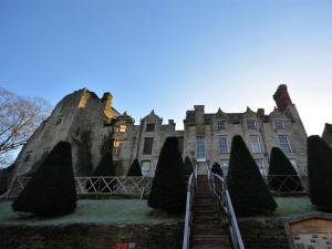 um velho castelo com uma escada que o leva até ele em 2 Bed in Hay-on-Wye 74316 em Painscastle
