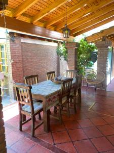 una mesa de madera y sillas en un patio en Hansi en General Alvear