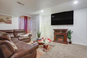 sala de estar con sofá, chimenea y TV de pantalla plana en Pet-Friendly Denver Vacation Rental Near Airport! en Aurora