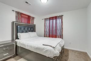 1 dormitorio con 1 cama, vestidor y cortinas rojas en Pet-Friendly Denver Vacation Rental Near Airport! en Aurora