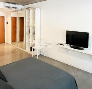 a living room with a flat screen tv on a wall at Mono Ambiente en Palermo Hollywood in Buenos Aires