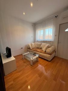 a living room with a couch and a tv at Sole in Deva +1 photo