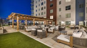 een terras met banken en tafels en een paviljoen bij Midnight Manor Penthouse Suite The Gulch in Nashville