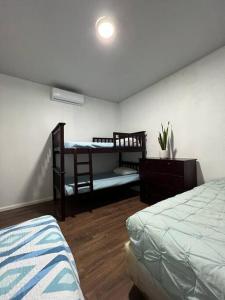 sypialnia z 2 łóżkami piętrowymi i biurkiem w obiekcie Villa Callarí w mieście El Zapote
