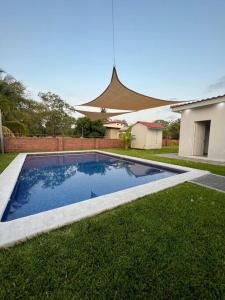 basen w ogrodzie domu w obiekcie Villa Callarí w mieście El Zapote