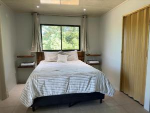 um quarto com uma cama grande e uma janela em Apartamento Villa em Villarreal