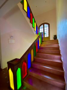 een set trappen geschilderd in regenboogkleuren bij Dar Zayane in Khenifra