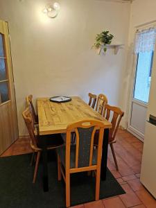 un tavolo e sedie in legno in cucina di Apartmány Cipriani a Jáchymov