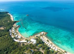z powietrza widok na plażę i ocean w obiekcie Hawksbill Resort Antigua - All Inclusive w mieście Five Islands Village