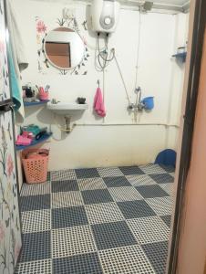 La salle de bains est pourvue d'un lavabo et d'un miroir. dans l'établissement Anika homes, à Canacona