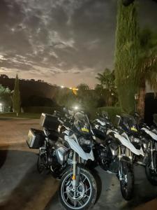 eine Reihe von Motorrädern auf einem Parkplatz in der Unterkunft Hotel La Hoya del Tajo in Ronda