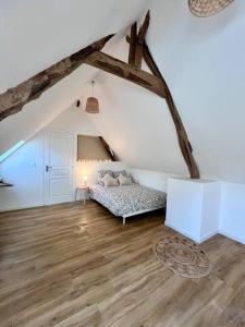 ein Schlafzimmer mit einem Bett im Dachgeschoss in der Unterkunft Maison Aveny Spa 