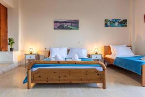1 dormitorio con 2 camas y 2 mesas en MAKAROUNIS THEA II, en Petalidi