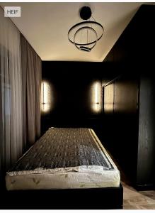 een slaapkamer met een bed in een zwarte kamer bij ЦО Атлантис in Chon-Sary-Oy