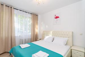 1 dormitorio con 1 cama con 2 toallas en Apartament Brazda - Rendez Vous, en Craiova