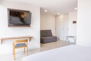 Televizorius ir (arba) pramogų centras apgyvendinimo įstaigoje Origen Local Suites