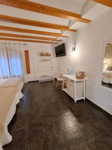 Schlafzimmer mit einem Bett, einem Schreibtisch und einem TV in der Unterkunft Villa Morena in Finestrat