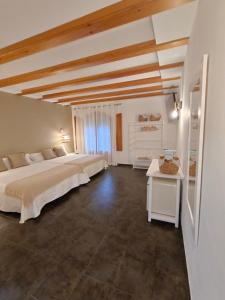 Villa Morena في فينيسترات: غرفة نوم كبيرة مع سرير كبير وطاولة