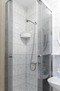ザコパネにあるPokoje Banaśのバスルーム(ガラスドア付きのシャワー付)