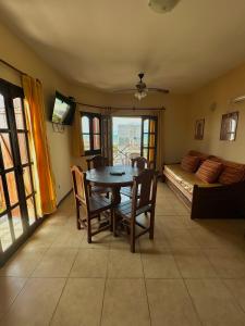 オステンデにあるApart Costa Esmeraldaのテーブルとソファのあるダイニングルーム