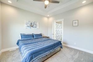1 dormitorio con 1 cama azul y ventilador de techo en Charming Idaho Falls Home - 5 Mi to Downtown! en Idaho Falls