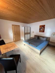 1 dormitorio con cama y techo de madera en Berg Apart Anna, en Zaunhof