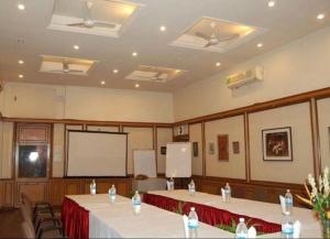 una sala conferenze con due tavoli e uno schermo di proiezione di Bengal Chambers a Calcutta