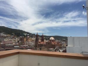 Blick auf eine Stadt vom Dach eines Gebäudes in der Unterkunft Casa Torres in Zacatecas
