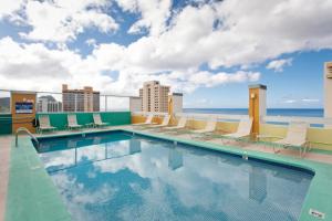 Kolam renang di atau dekat dengan Stylish 1-BR Condo with Breathtaking Ocean Views