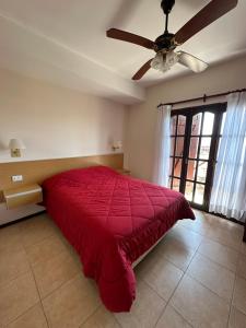 オステンデにあるApart Costa Esmeraldaのベッドルーム1室(赤いベッド1台、天井ファン付) +17枚の写真
