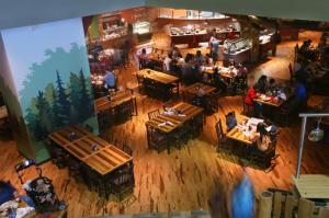 una vista aérea de un restaurante con gente sentada en las mesas en Great Wolf Lodge Southern California, en Anaheim
