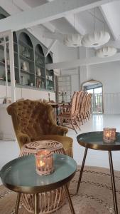 salon z 2 stołami i krzesłami w obiekcie Maison Charmeilles - Gîte touristique - Coliving w mieście Fronsac