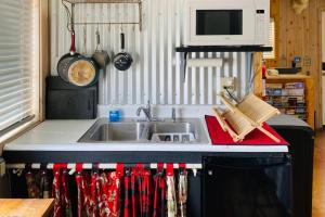 Una cocina o zona de cocina en Cowboy Riverfront Retreat