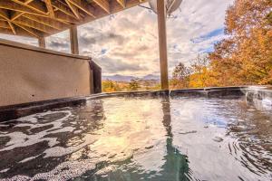 Πισίνα στο ή κοντά στο Sky Bear Lodge at Three Little Bears Retreat