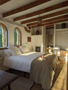 Ein Bett oder Betten in einem Zimmer der Unterkunft Casa Hostalets - Renovated casa in the middle of the olive trees near the beach