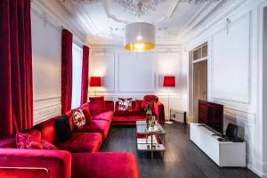 - un salon avec des meubles rouges et des rideaux rouges dans l'établissement Akicity Amoreiras Bold, à Lisbonne