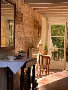 una mesa en un patio con ventana en Chambres d hôtes avec Piscine et Spa La Folière Saumur en Villebernier