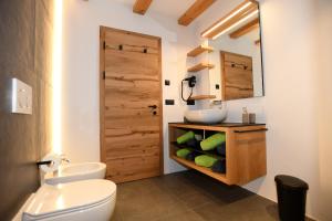 un bagno con un water bianco e un lavandino di Zum Moar Sepp a Tiso Altre 31 foto